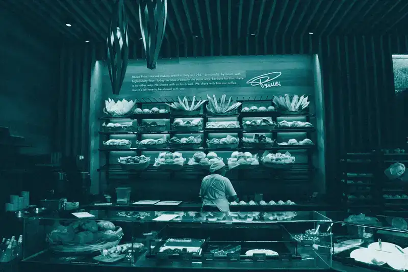 Panadero colocando pan en una estantería
